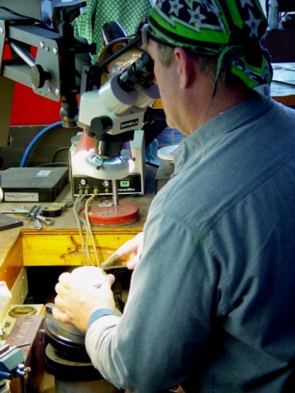 Jay hand-engraving under the binocular microscope